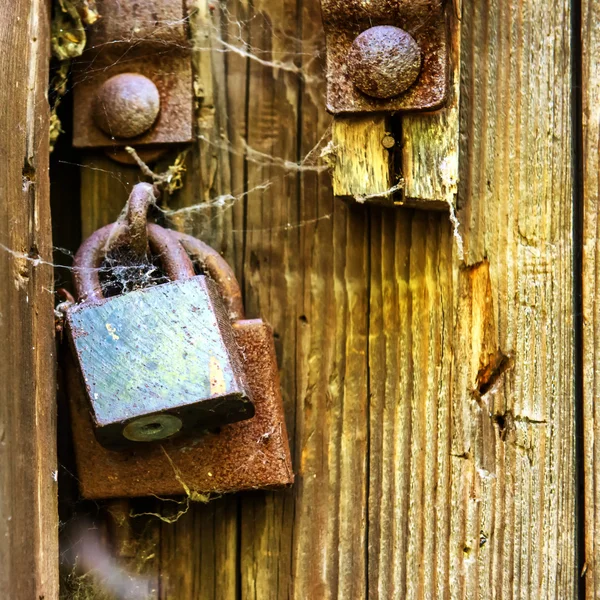 Dřevěné dveře se starým zámkem — Stock fotografie