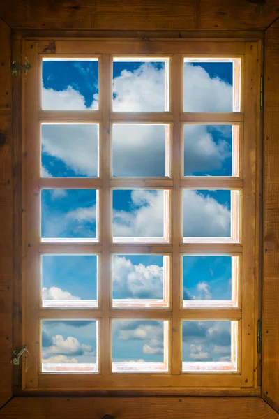 Dřevěné okno s krásným výhledem — Stock fotografie