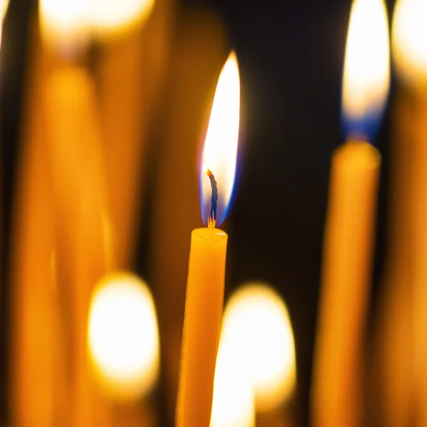 Licht van de kaarsen in kerk — Stockfoto