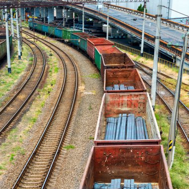 Kargo vagonlar ile tren