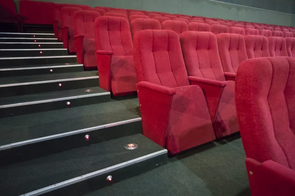 Linhas de assentos vermelhos — Fotografia de Stock