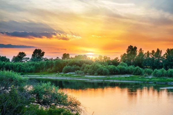 Büyük bir nehir üzerinde güzel gün batımı — Stok fotoğraf