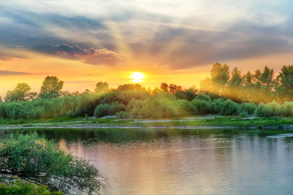 Büyük bir nehir üzerinde güzel gün batımı — Stok fotoğraf