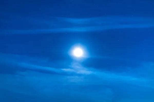 Ciel nocturne bleu foncé avec lune — Photo