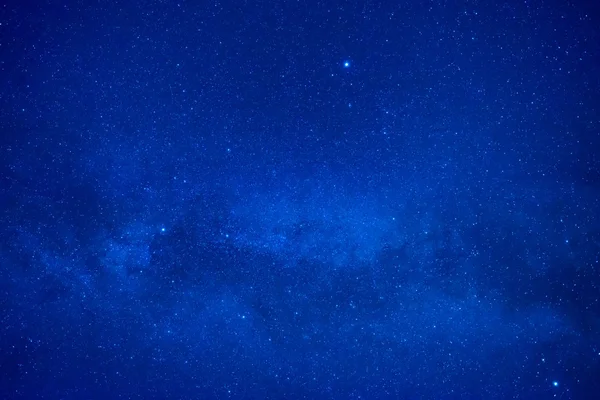 Blauer dunkler Nachthimmel mit vielen Sternen — Stockfoto