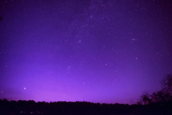 Cielo nocturno púrpura con estrellas — Foto de Stock