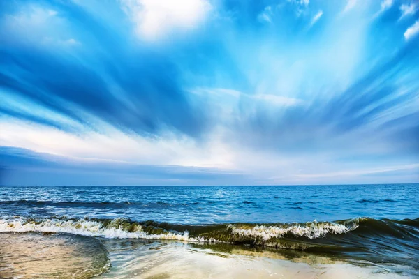 Tropical beach and sea with waves — Stock Photo, Image