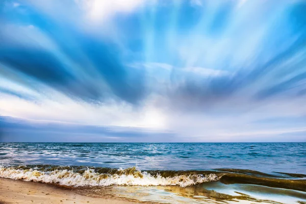 Tropischer Strand und blaues Meer mit Wellen — Stockfoto