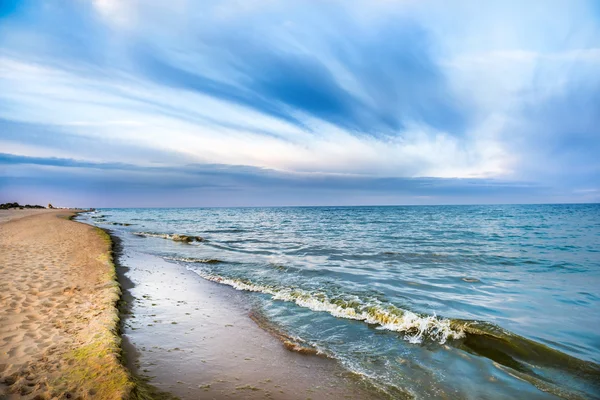 Deniz kum ve mavi ile uzun tropikal plaj — Stok fotoğraf