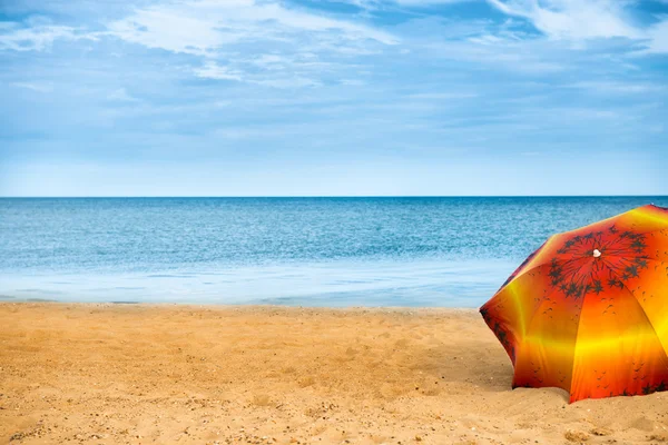 Paraguas en la playa de arena dorada — Foto de Stock