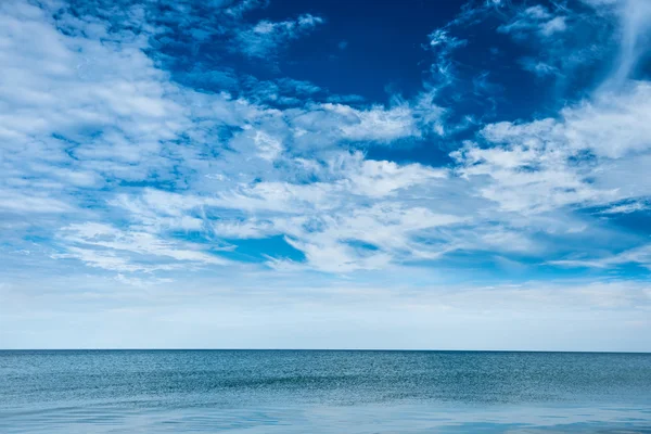 Mavi açık deniz ve gökyüzü — Stok fotoğraf