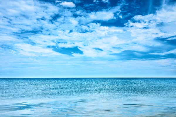 Blue clear sea and sky — Stock Photo, Image