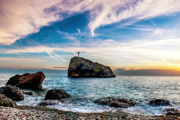 Paesaggio con tramonto sulla spiaggia blu del mare — Foto Stock