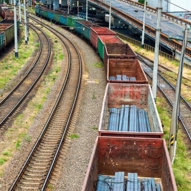 Kargo vagonlar ile tren