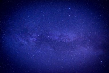 Mavi karanlık gece gökyüzüne yıldızlarla