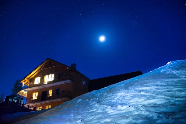 Casa de Navidad en invierno montañas —  Fotos de Stock
