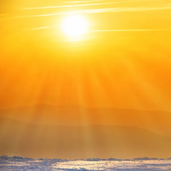 大きな太陽とオレンジ色の夕日 — ストック写真
