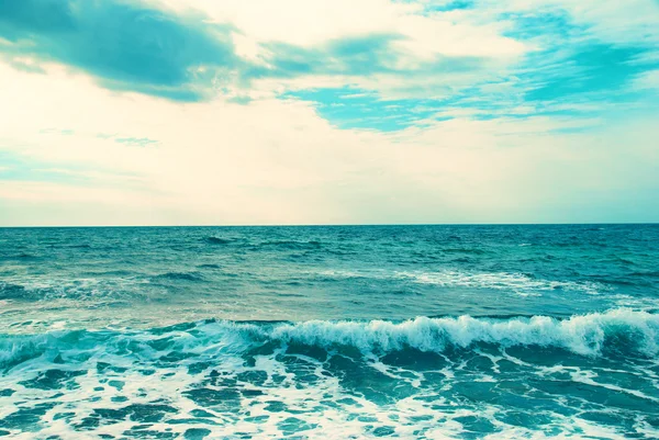 Mar azul, olas y nubes — Foto de Stock