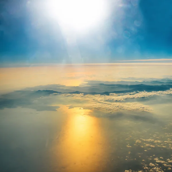 Flygfoto över solnedgången på himlen — Stockfoto