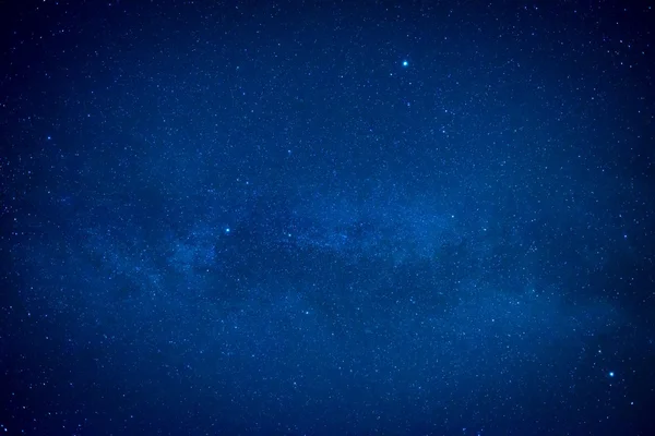 漆黑的夜晚星星的蓝天 — 图库照片