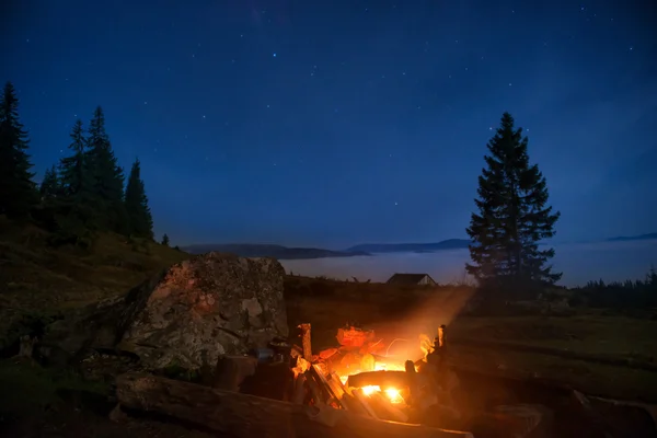 Campfire under blue night sky — Stock Photo, Image