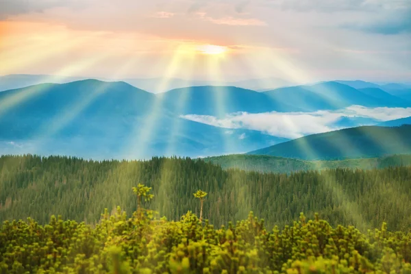 Puesta de sol en montañas azules — Foto de Stock