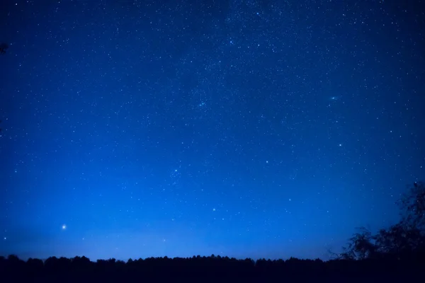 Schöner blauer Nachthimmel mit Sternen — Stockfoto