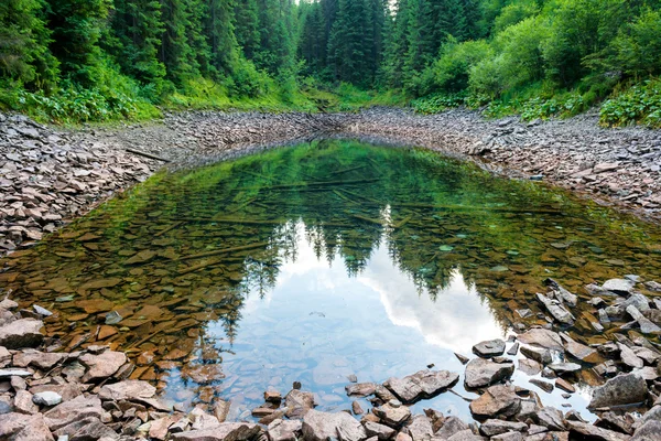Lake in bergen met helder water — Stockfoto