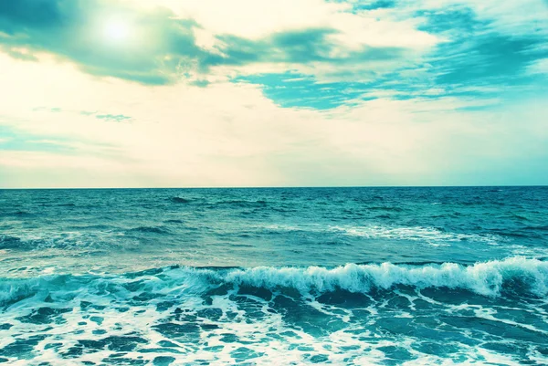 Mar azul, olas y nubes — Foto de Stock