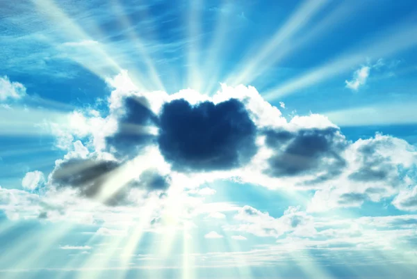 Красивое голубое небо с солнечными лучами — стоковое фото