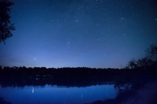 Céu noturno bonito com estrelas no lago — Fotografia de Stock