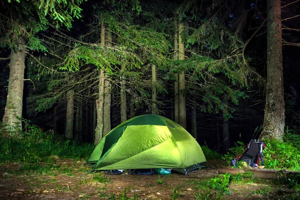 Tente éclairée verte en forêt — Photo