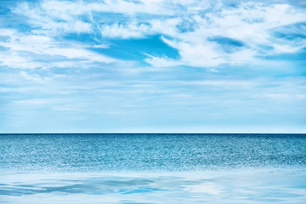 Mar azul claro y cielo — Foto de Stock