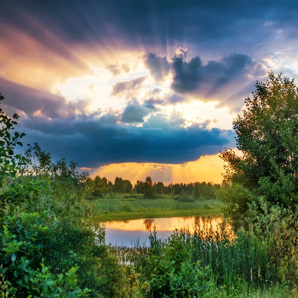 Bel tramonto sopra il lago — Foto Stock