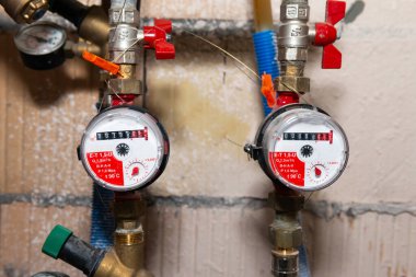 Sıcak su için su sayaçları, boru tesisat tezgahları.