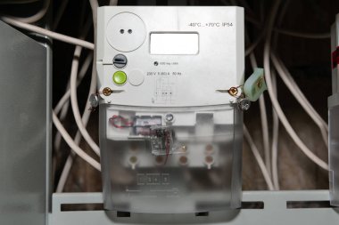 Ev için elektrik kablosu olan elektrik sayacı, dijital elektrik sayacı.