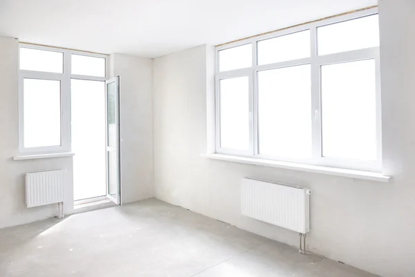 Witte kamer met windows — Stockfoto