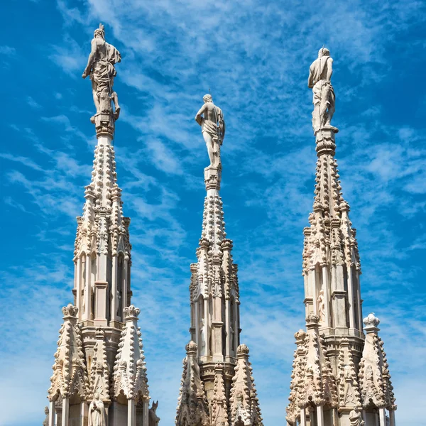Estatuas en el techo de la Catedral de Milán Duomo — Foto de Stock