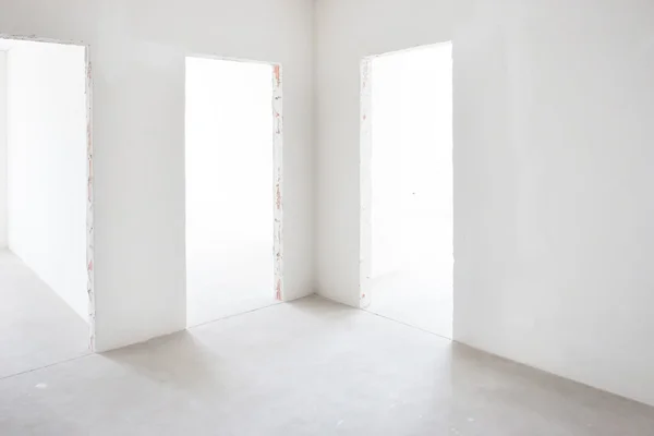 Witte kamer met ingangen — Stockfoto