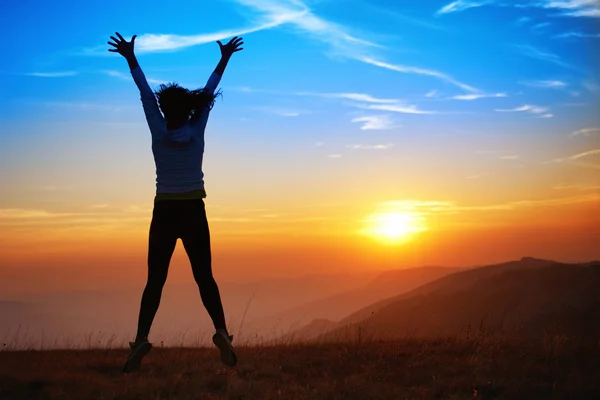 Silhouette einer springenden Frau — Stockfoto