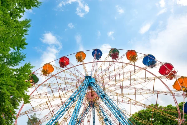 Rueda de la fortuna en el parque verde —  Fotos de Stock