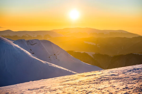 Puesta de sol en montañas de invierno — Foto de Stock