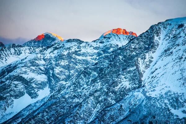 Zonsondergang in de winter bergen — Stockfoto