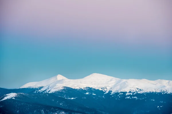 Pôr do sol nas montanhas de inverno — Fotografia de Stock