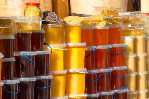 Molti vasi con miele — Foto Stock