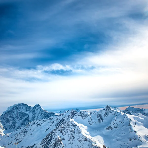 Picos de montanhas azuis na neve — Fotografia de Stock