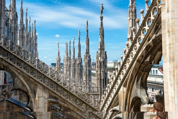 Sochy na střeše milánské katedrály Duomo — Stock fotografie