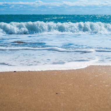 Mavi denizi ve altın kum plaj