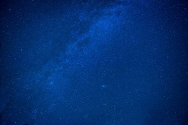 Mavi karanlık gece gökyüzüne yıldızlarla