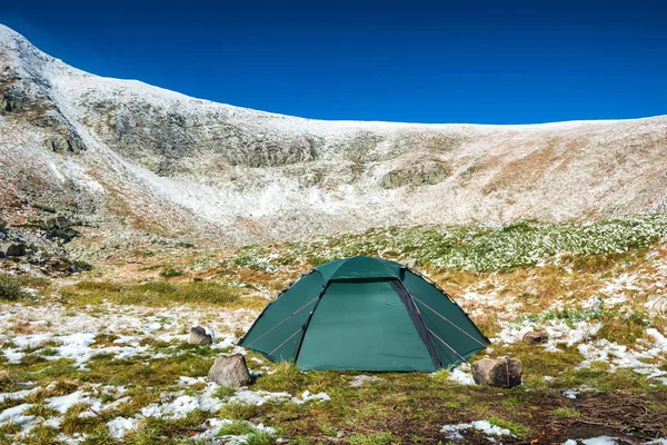 Green tent in snow mountains — Stock Photo, Image